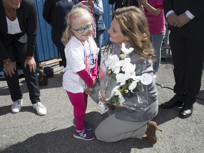 Prinsessen fikk både blomster og klem av fem år gamle Serine da hun ankom Nadderud. Foto: Terje Bendiksby / NTB scanpix